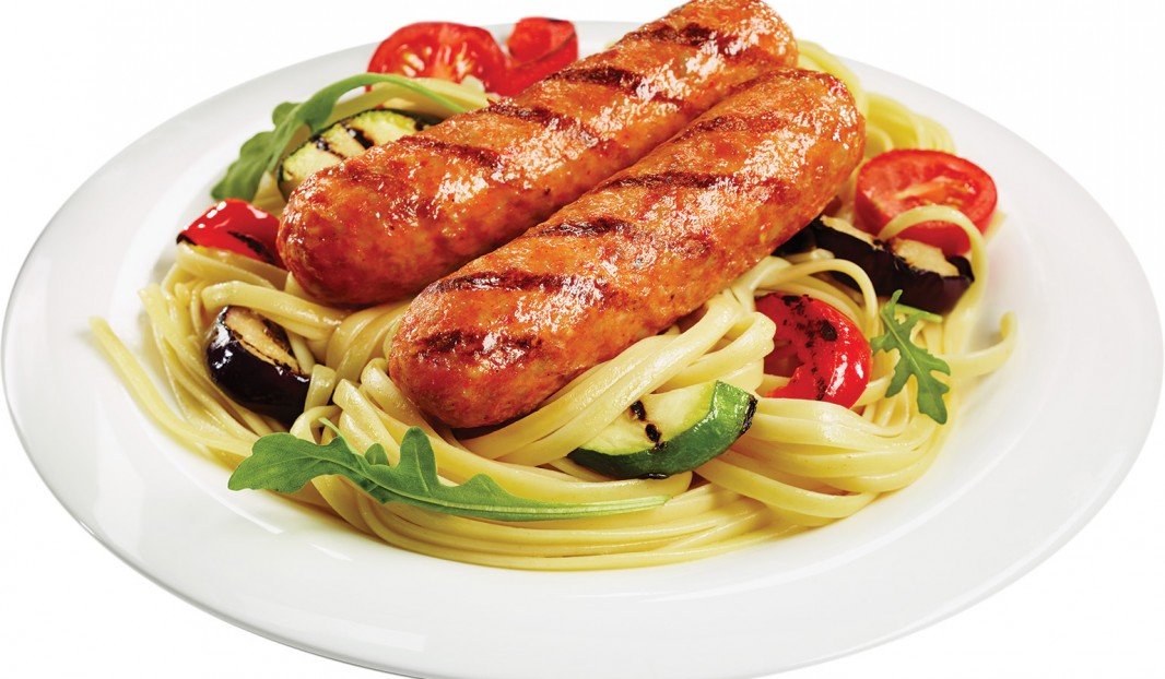 Linguines garnies de saucisses grillées et légumes colorés