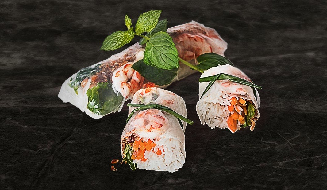 Rouleaux de printemps aux crevettes, bacon, nouilles, carottes et menthe.