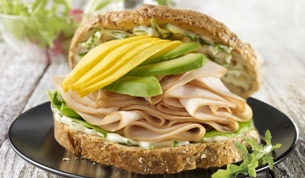 Sandwich à la dinde fumée, mangue et avocat sur pain multi-grains