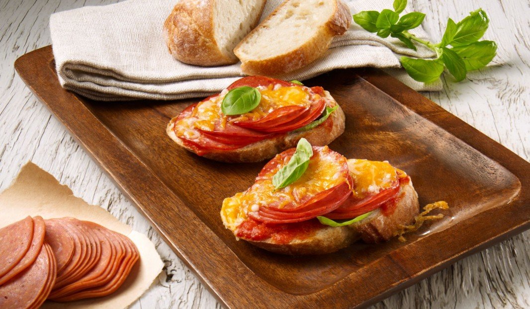 Mini pizzas sur baguette garnies de pepperoni et fromage fondu