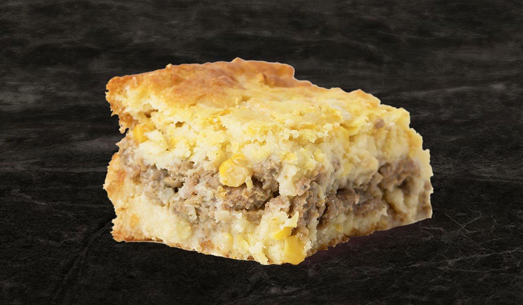 Part de pain de maïs avec saucisse