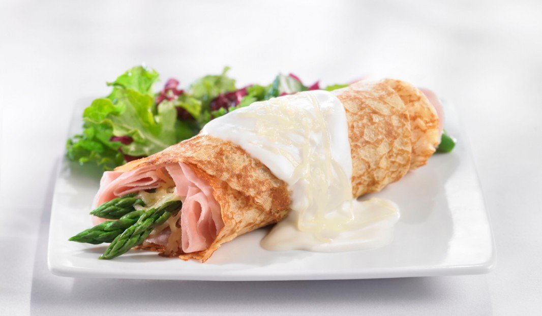 Crêpes gratinées farcies de jambon, asperges et fromage fondant