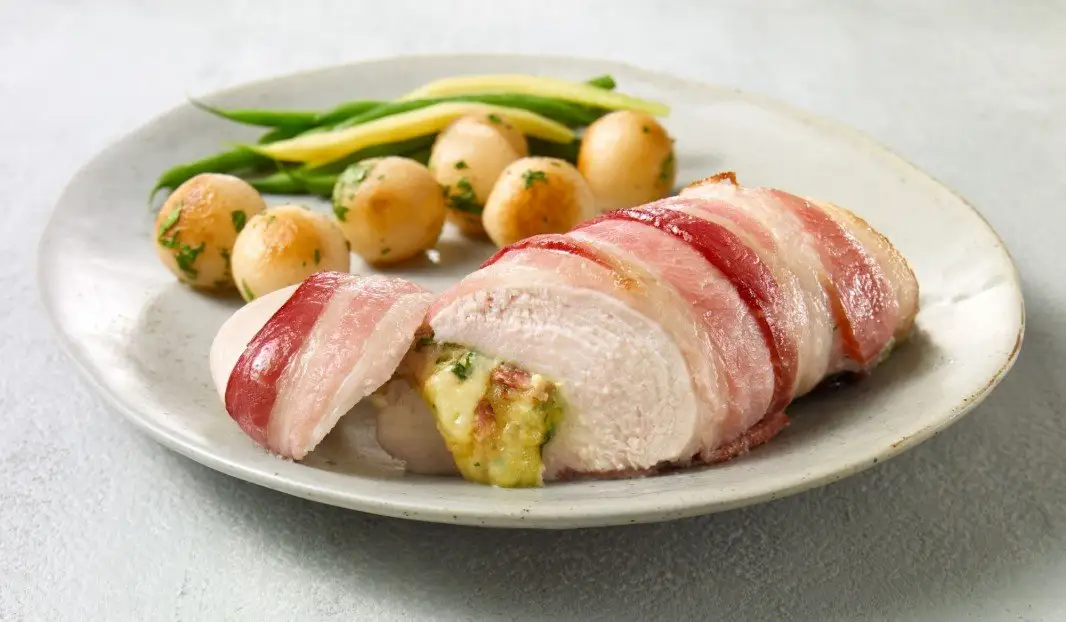 Poitrine de poulet farcie au bacon, basilic et fromages fondus