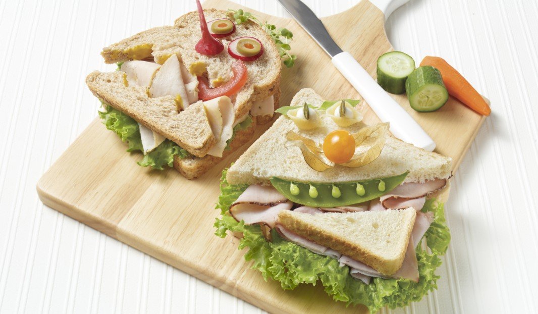 Sandwich en forme de visage avec légumes colorés