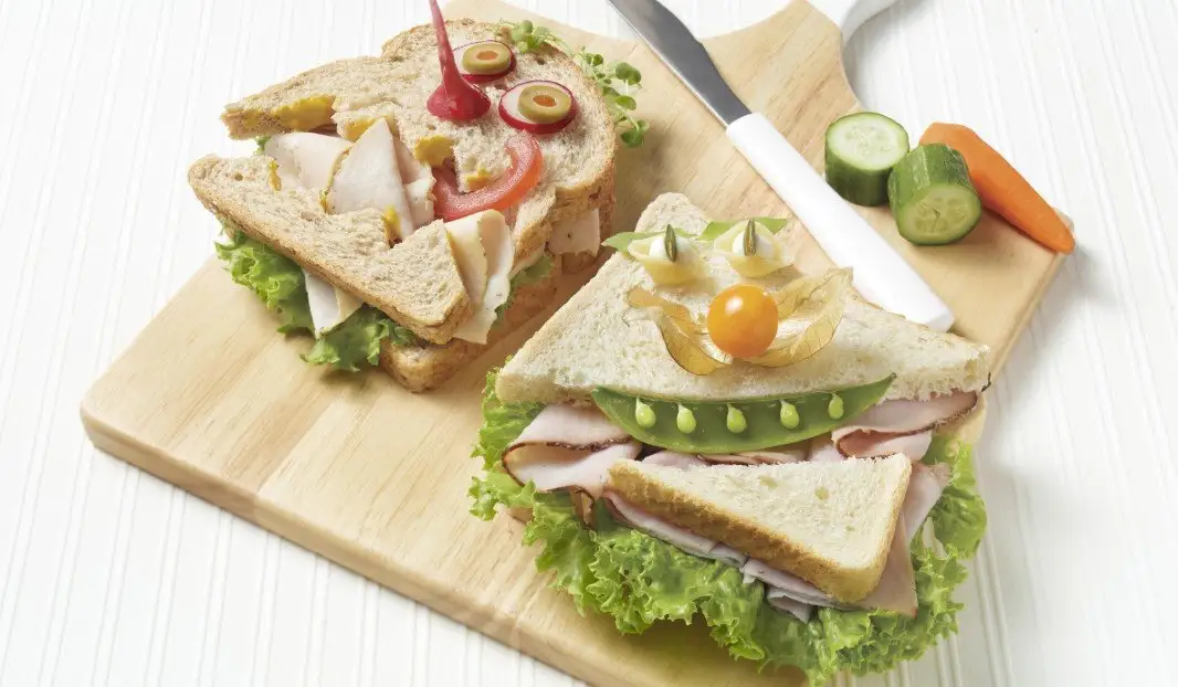 Sandwich en forme de visage avec légumes colorés