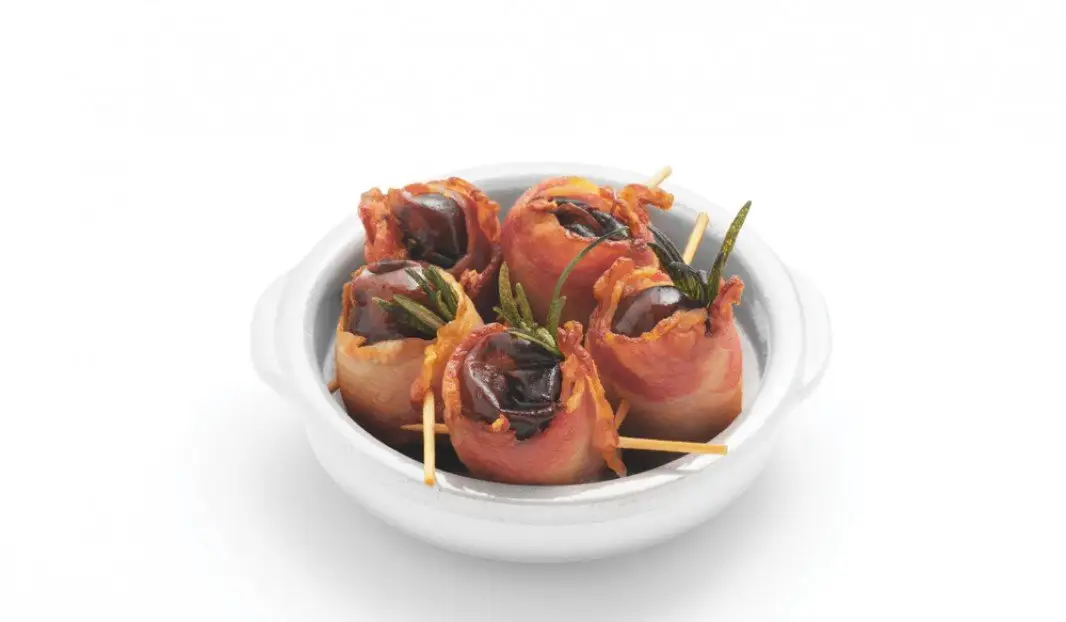 Dattes enroulées de bacon et garnies de romarin