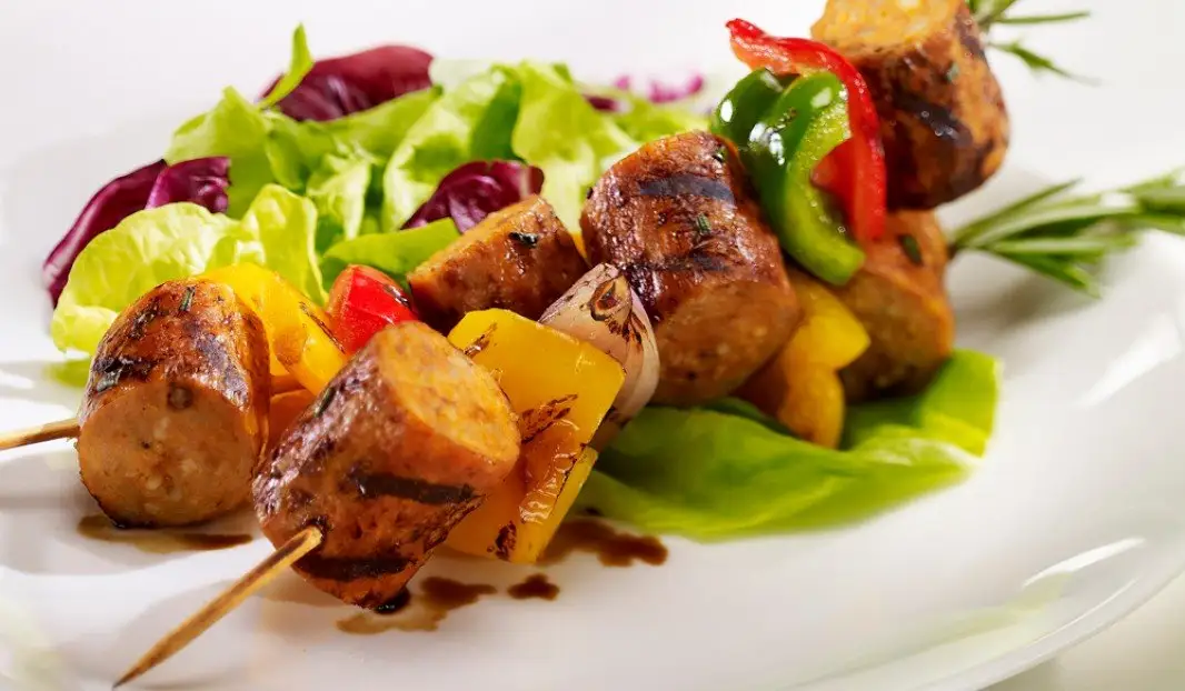 Brochettes de saucisses italiennes et poivrons multicolores grillés