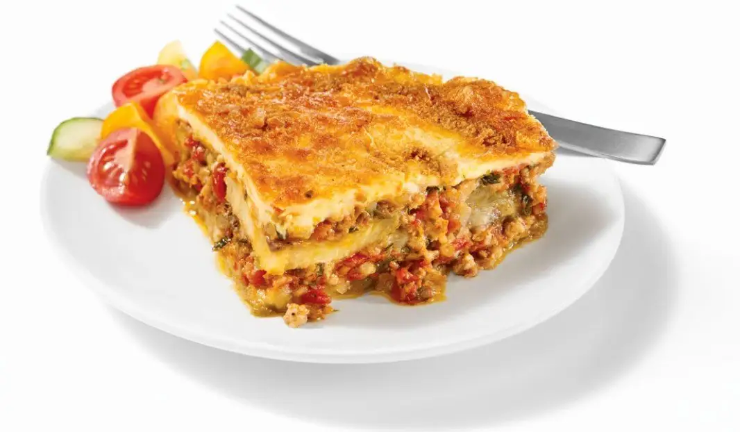 Moussaka dorée au four avec saucisses italiennes et aubergines