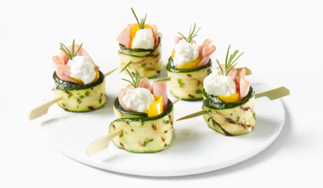 Roulades de courgettes grillées farcies au jambon fumé et fromage