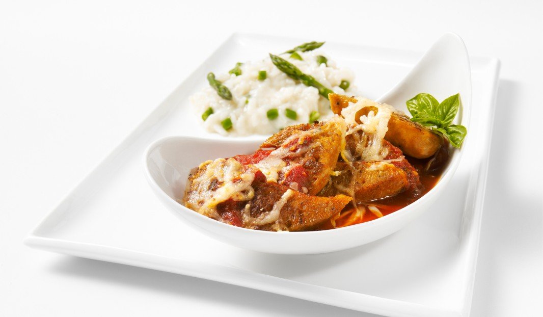 Gratin de saucisses italiennes avec sauce tomate et fromage doré