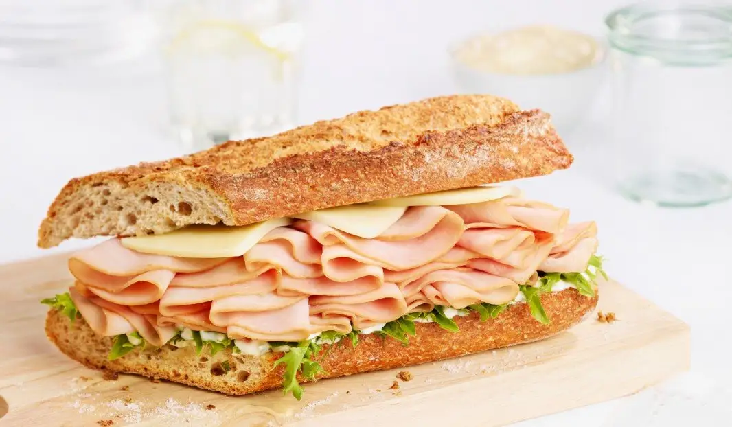 Baguette garnie de jambon cuit, roquette et fromage