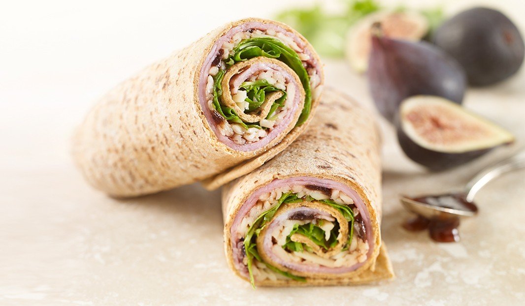 Wrap au jambon, figues fraîches, verdure et tartinade de figues.