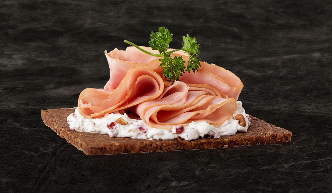 Tartine de pain croustillant avec jambon et tartinade blanche