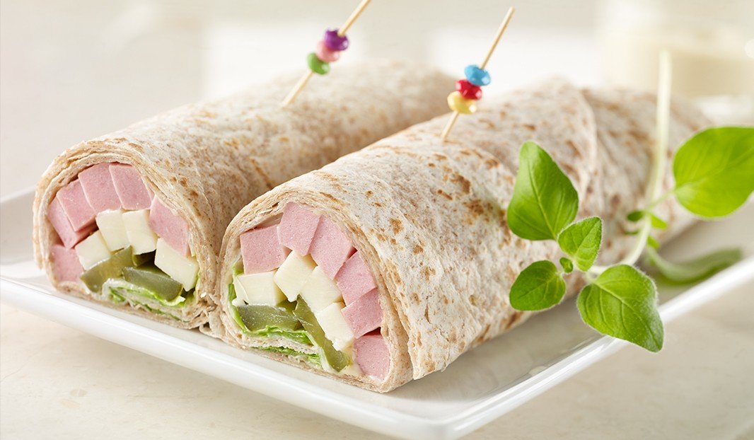 Wrap à la bologne, fromage Havarti, poivron vert et verdures fraîches.