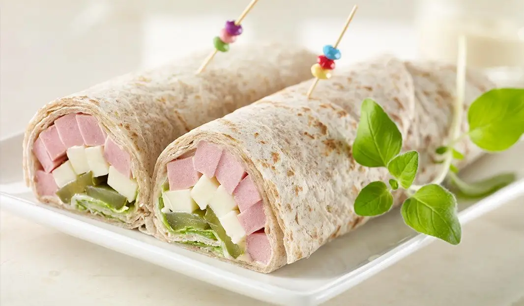 Wrap à la bologne, fromage Havarti, poivron vert et verdures fraîches.