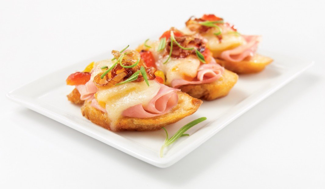 Mini croques garnis de jambon, poivrons rôtis et fromage fondu