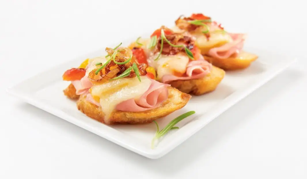 Mini croques garnis de jambon, poivrons rôtis et fromage fondu