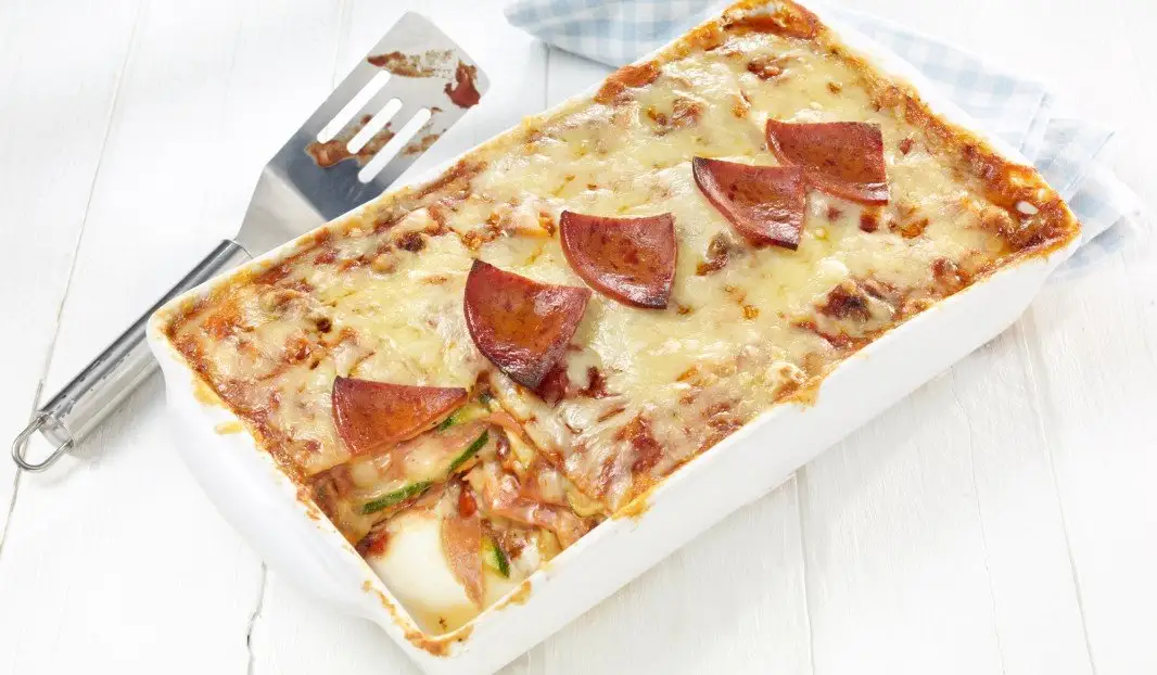 Lasagne sans pâtes avec courgettes, pepperoni et fromage gratiné