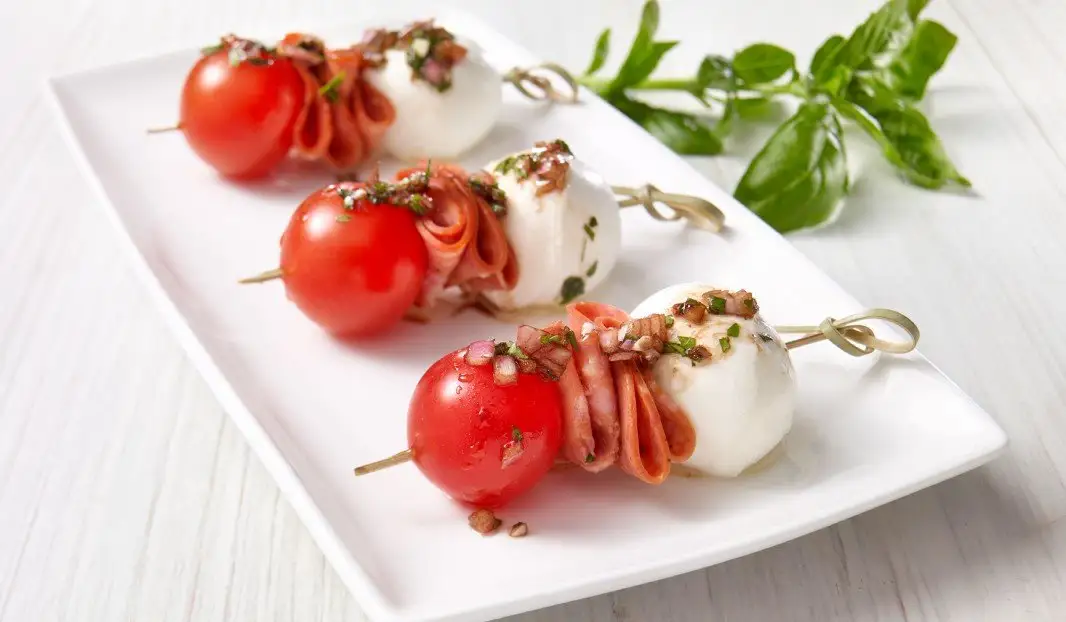 Mini brochettes caprese avec tomates, bocconcini et pepperoni