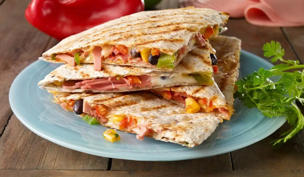 Quesadillas dorées garnies de bologne, légumes et fromage