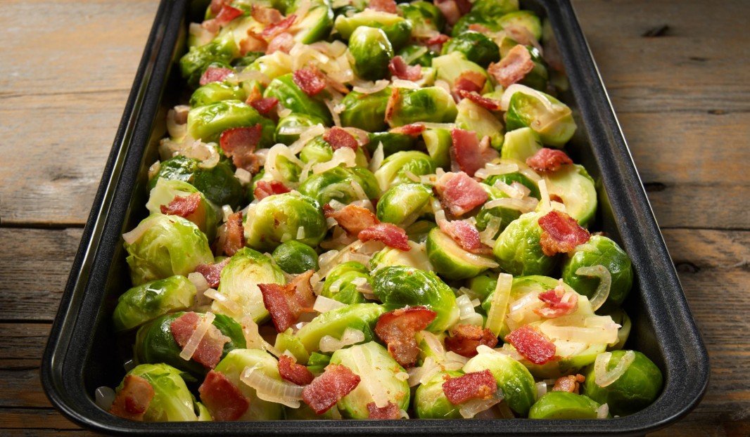 Choux de Bruxelles sautés avec bacon et échalotes dans une poêle