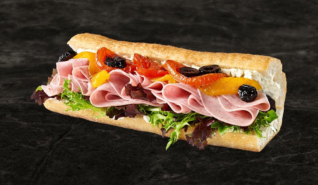 Sous-marin provençal au jambon, poivrons rôtis, olives et verdure.