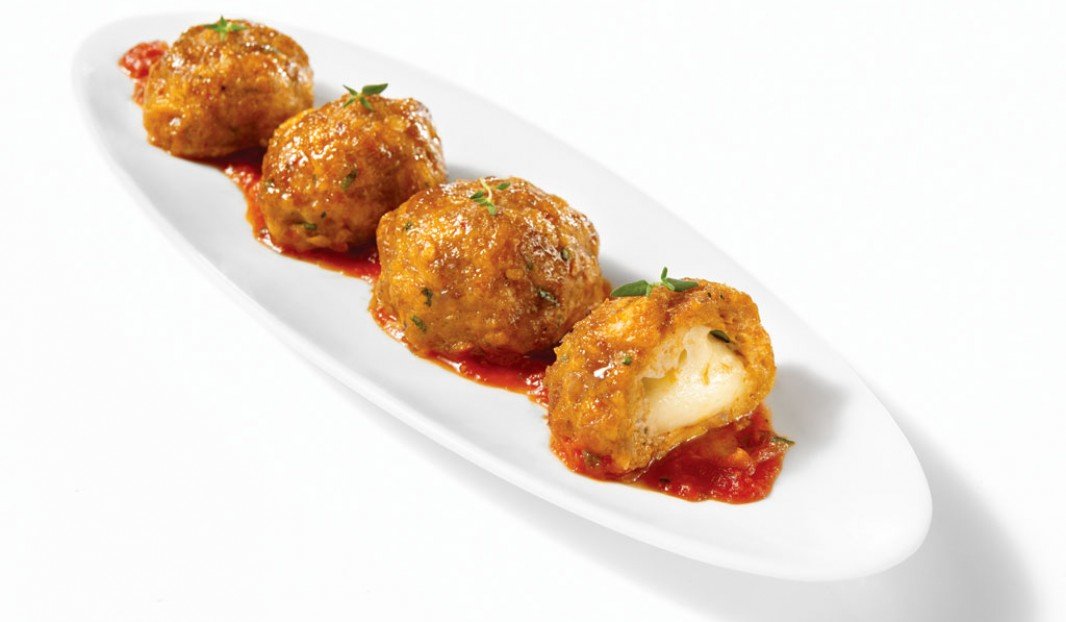 Boulettes de saucisses farcies au bocconcini servies avec sauce marinara