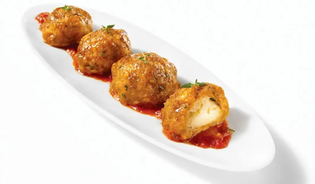 Boulettes de saucisses farcies au bocconcini servies avec sauce marinara