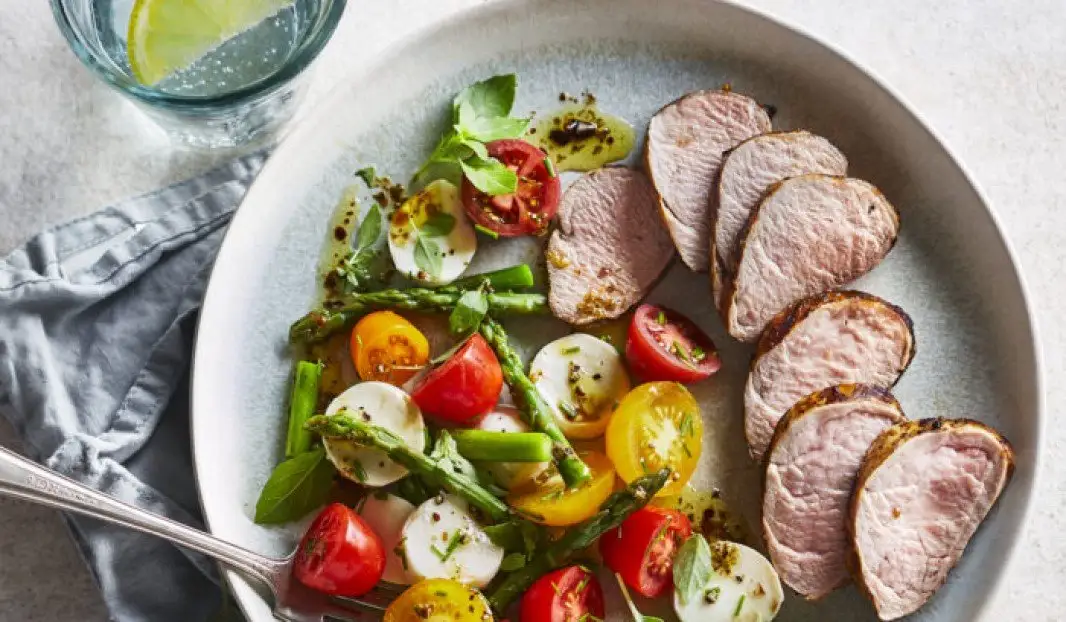 Filets de porc grillés servis avec salsa aux tomates fraîches