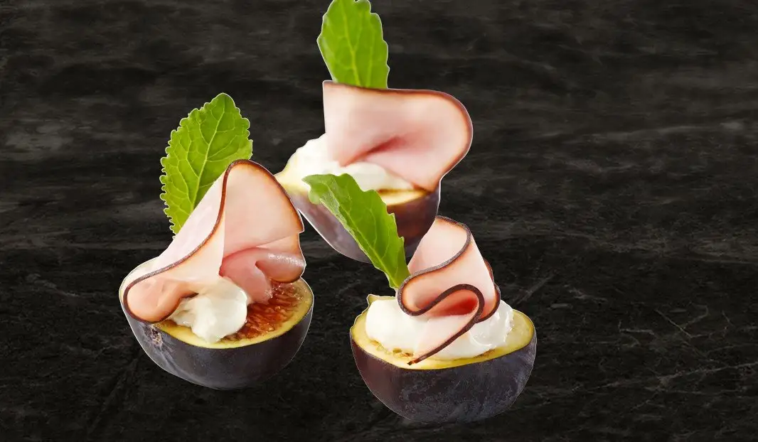 Figues garnies de fromage à la crème, jambon et herbes fraîches.