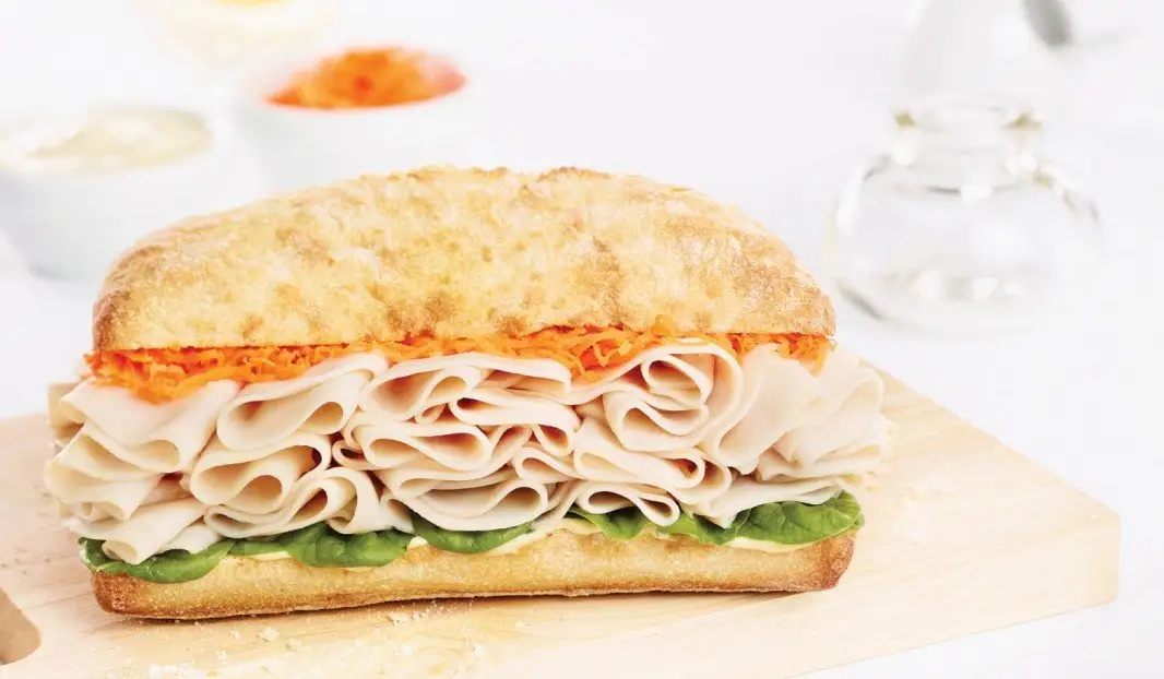Sandwich ciabatta banh mi garni de dindon, légumes marinés et coriandre