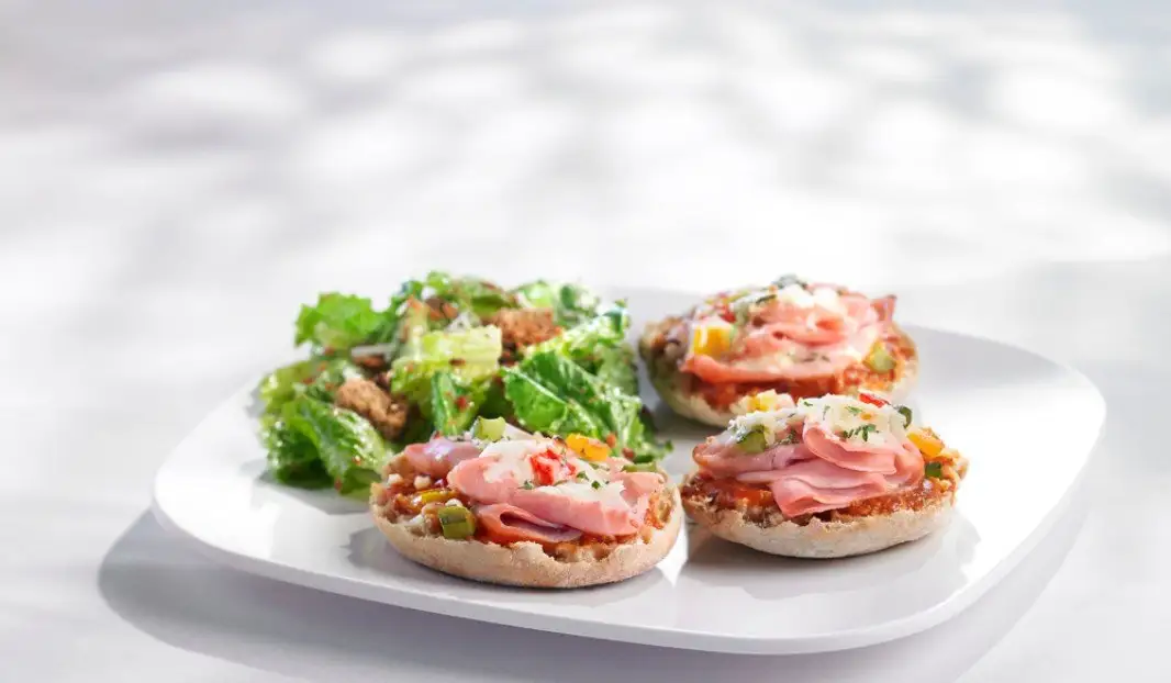 Mini pizzas sur muffins anglais avec jambon fumé et poivrons