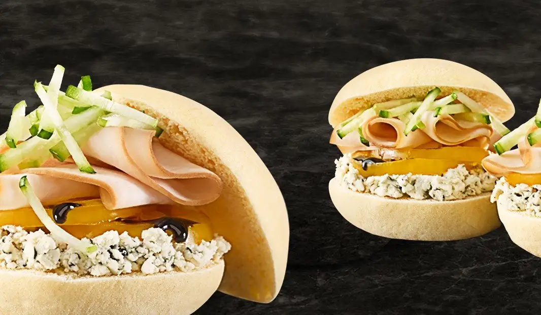 Sandwichs au concombre, poivron jaune, fromage et charcuterie.