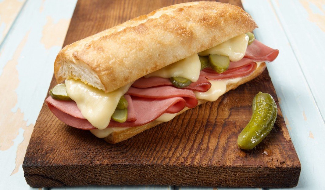 Sandwich cubain grillé avec bologne, fromage et cornichons