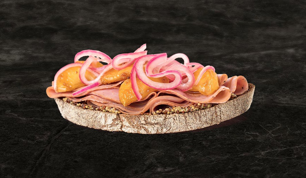 Tartine au smoked meat, pommes caramélisées et oignons rouges marinés.