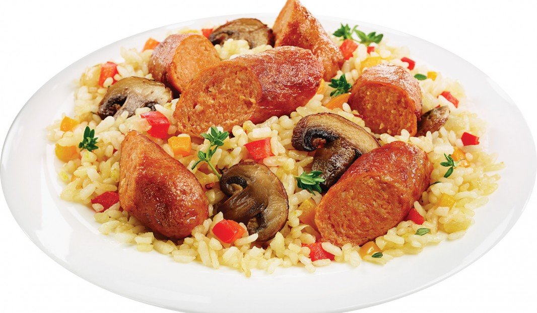 Orzo aux saucisses italiennes épicées et champignons sautés