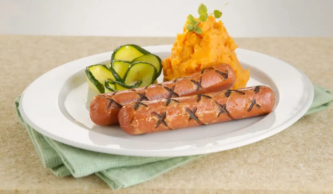 Saucisses grillées servies avec purée de patates douces au gingembre