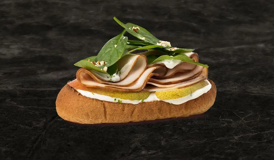 Tartine au poulet fumé, poire, crème fraîche, ciboulette et épinards.