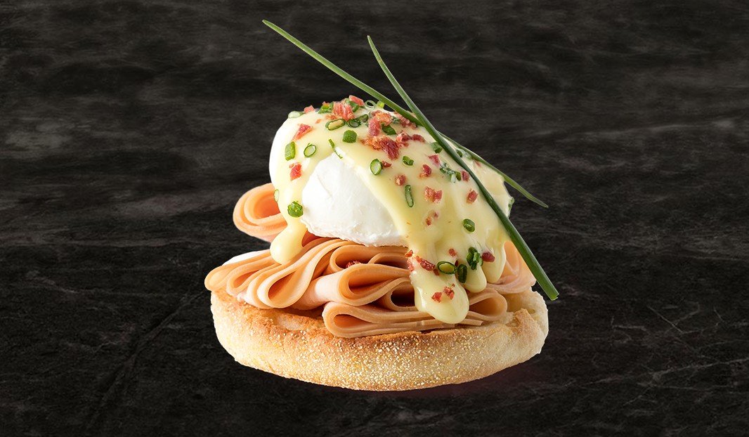 Muffin anglais garni de dinde, œuf poché et sauce hollandaise.