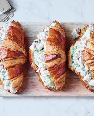 Sandwichs croissant à la salade de poulet
