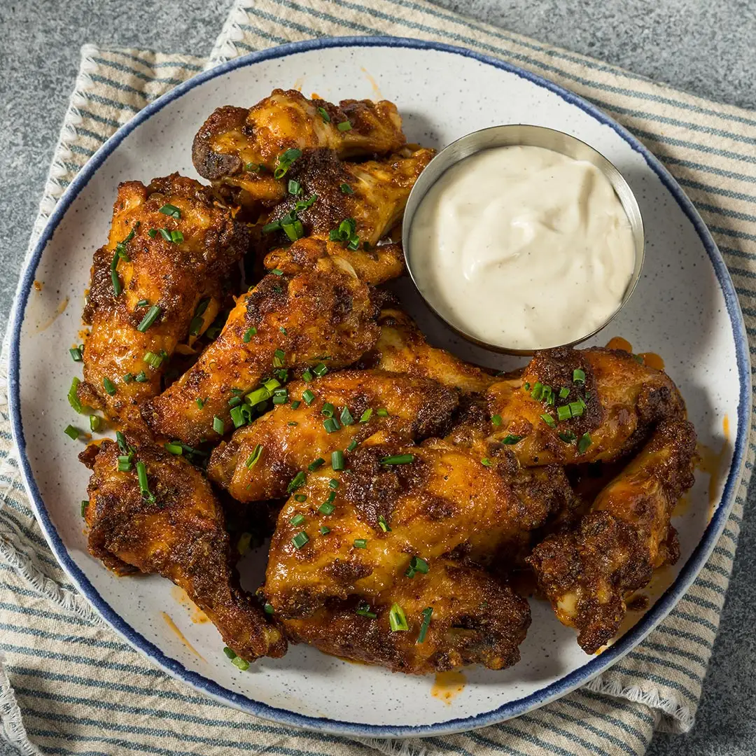 Assiette d'ailes de poulet avec sauce aioli