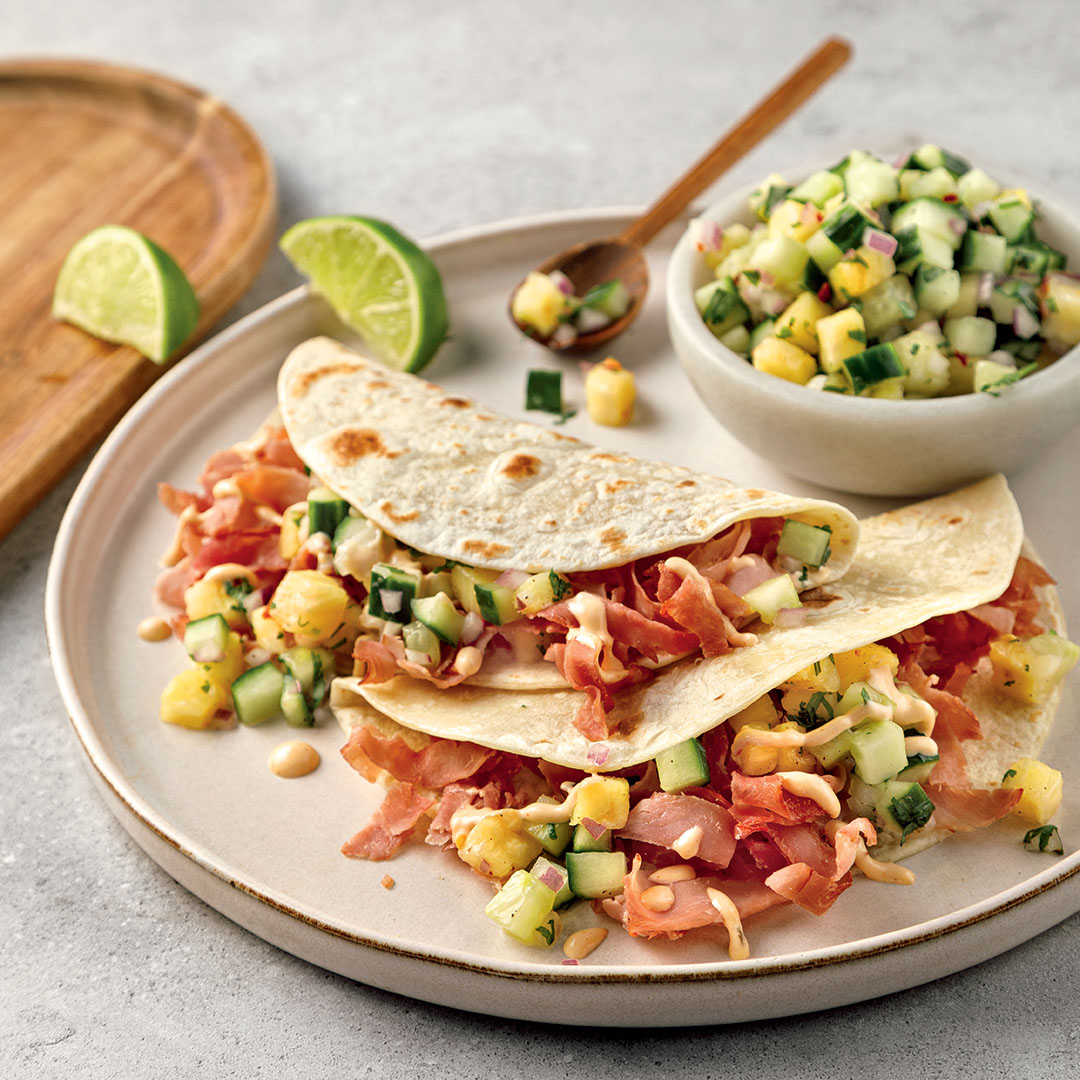 Tacos de jambon fumé et salsa d’ananas dans une assiette beige