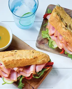 Sandwich au jambon fumé, concombre, roquette et poivrons rôtis