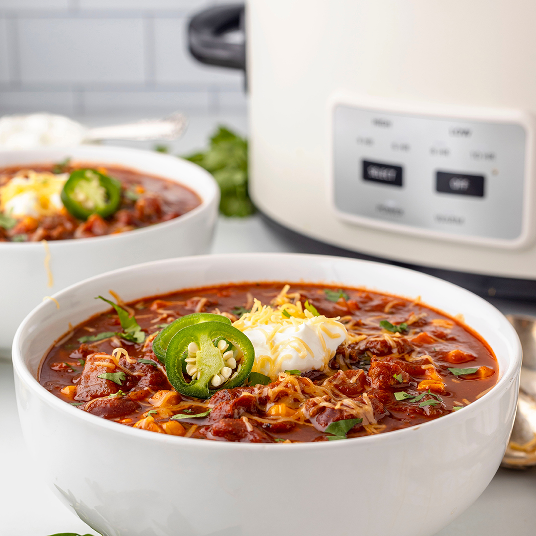 Bols de chili au poulet avec mijoteuse à l'arrière