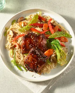 Repas vermicelle, légumes et hauts de cuisse de poulet teriyaki