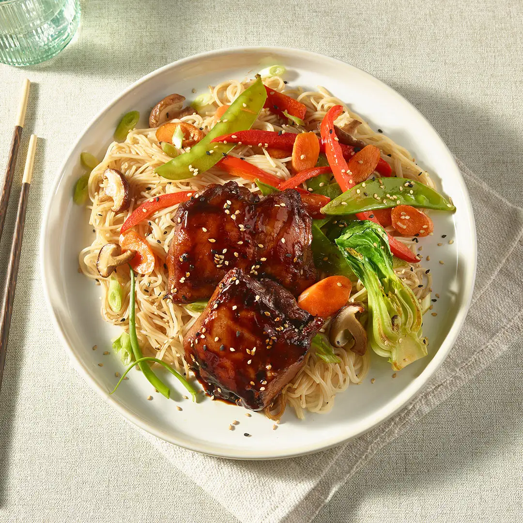 Repas vermicelle, légumes et hauts de cuisse de poulet teriyaki