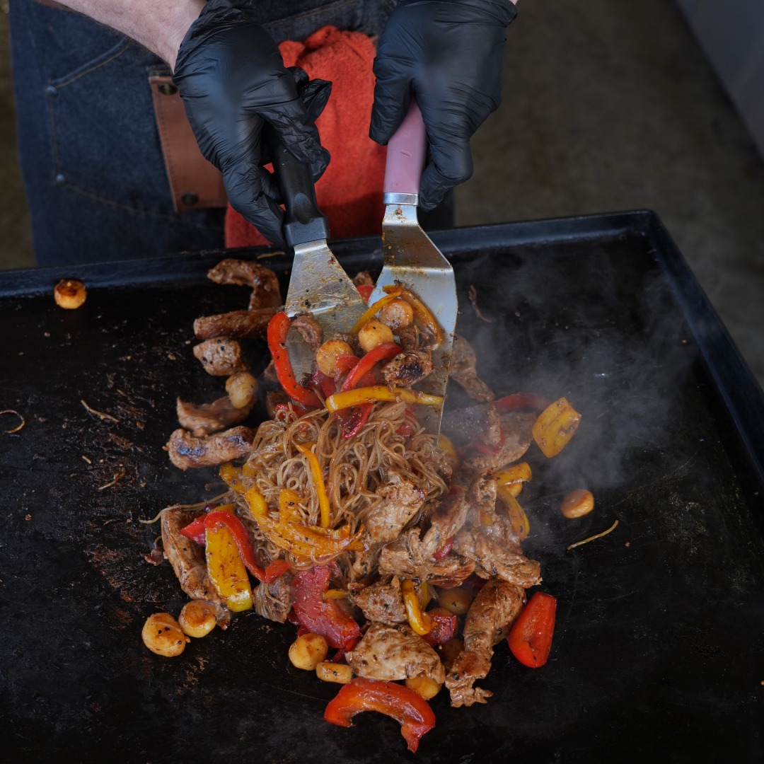 Sauté asiatique de filet de porc avec poivrons et vermicelles sur la plancha