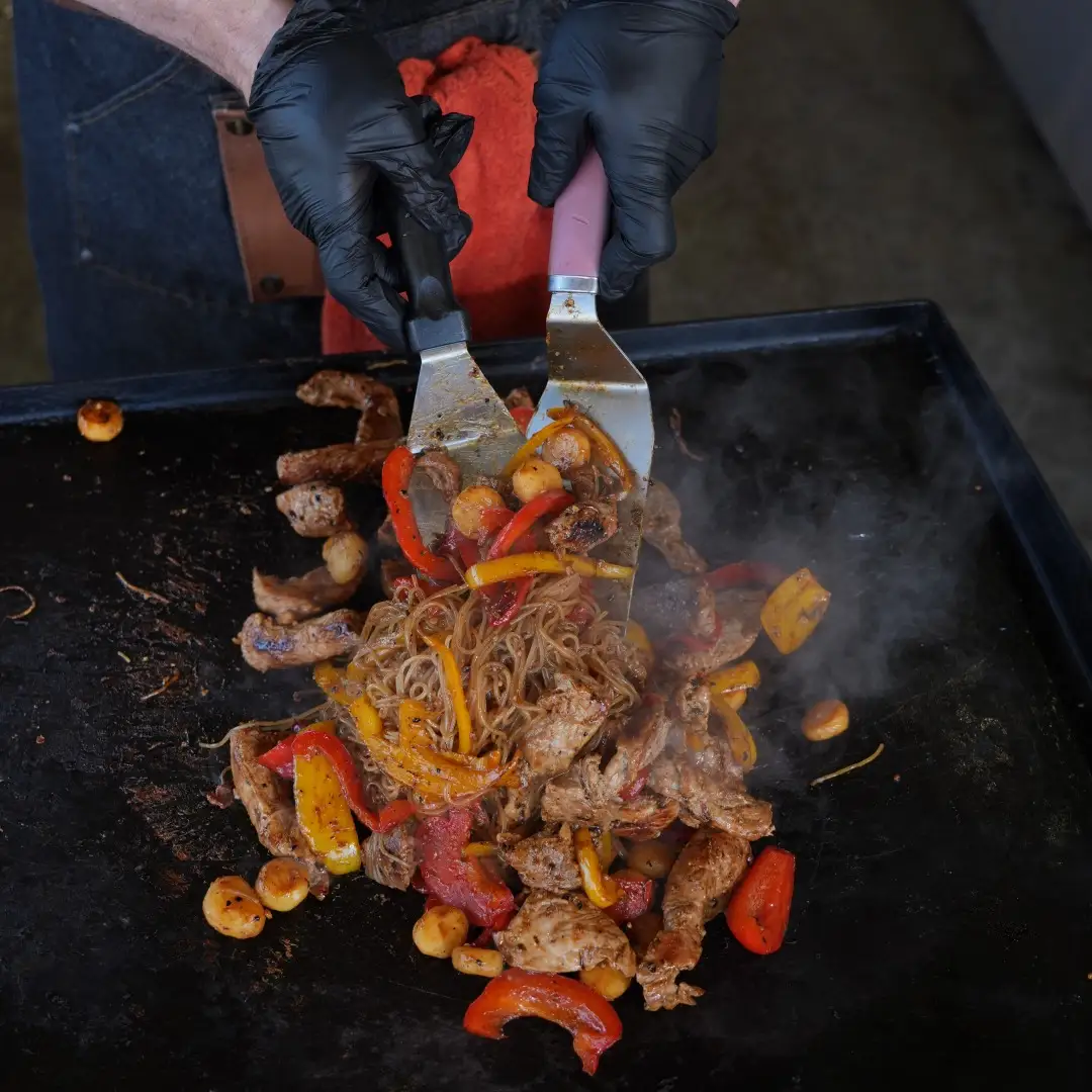 Sauté asiatique de filet de porc avec poivrons et vermicelles sur la plancha
