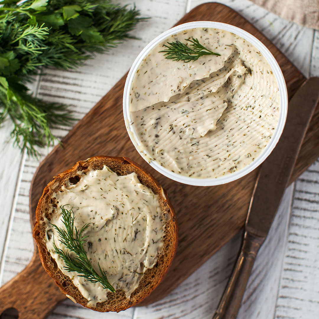 Beurre aux fines herbes sur un bagel