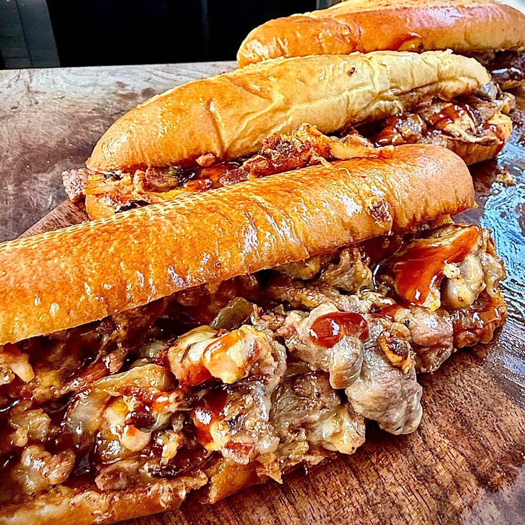 Sandwichs au steak de capicolle de porc avec fromage et bacon croustillant